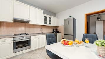 Refrigerador, microondas, horno, lavavajillas