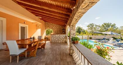 Holiday House Laetitia with pool