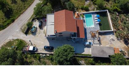 Holiday House Laetitia with pool