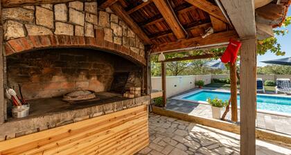 Holiday House Laetitia with pool