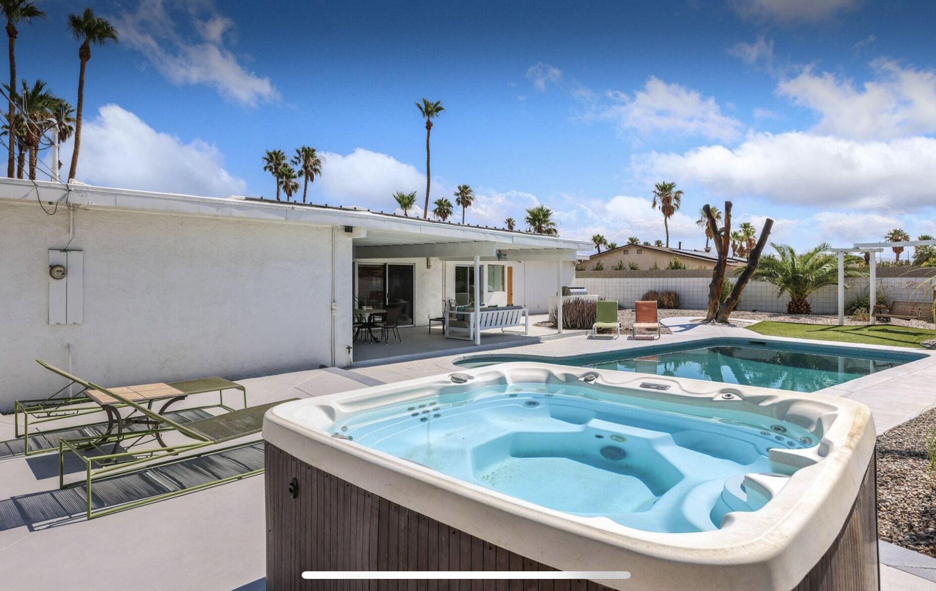 Welcome to Hollywood Springs! Enjoy the Saltwater Pool, Spa and Billard Room