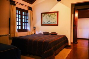 6 quartos, ferros/tábuas de passar roupa, Wi-Fi, roupa de cama