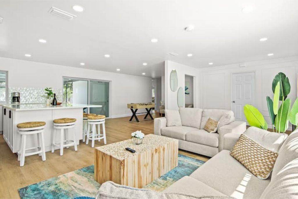 Island life, Heated pool,Top Beaches , Fort De Soto, Downtown dining & shops! 

