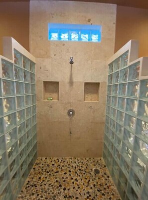 Dusche, Haartrockner, Handtücher, Seife