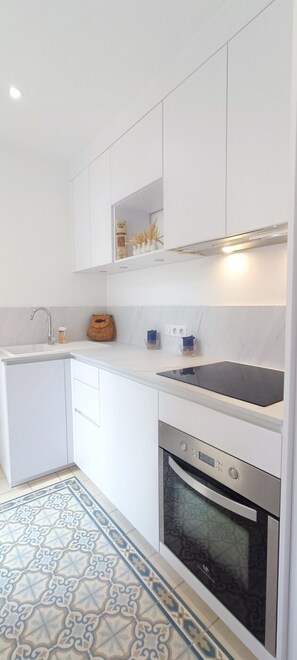 Kühlschrank, Mikrowelle, Ofen, Geschirrspüler