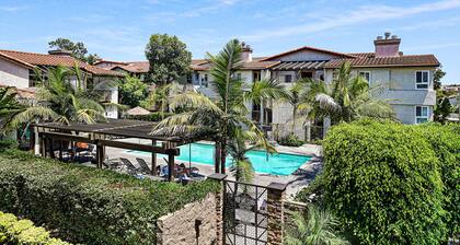 Gorgeous! Walk to Beach! Pool & Patio! Fireplace! – It’s ‘JUST BEACHY’!