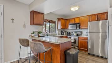 Réfrigérateur, four à micro-ondes, un four, surface de cuisson