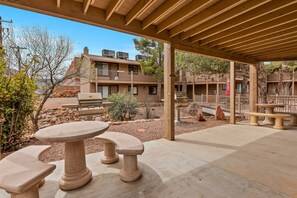 Outdoor dining - Casa Cortez - Cozy & Quiet by Trails and Restaurants! (Sedona)