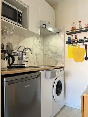 Réfrigérateur, micro-ondes, plaque de cuisson, cafetière/bouilloire