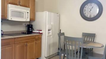 Køleskab, mikrobølgeovn, ovn, kogeplade