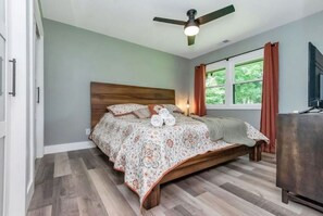 3 室のベッドルーム、デスク、アイロン / アイロン台、WiFi (無料)