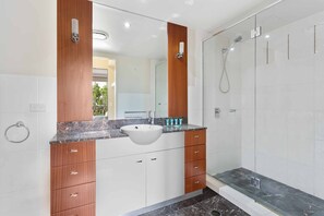 Ensemble douche/baignoire, sèche-cheveux, serviettes fournies, savon