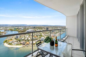 Outdoor dining - Chevron Renaissance Hinterland View (Surfers Paradise)