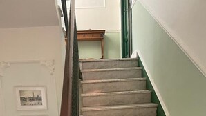 A staircase with a wooden handrail and a green wall. - Country house, surrounded by greenery and nature. Great for relaxation (Camaiore)