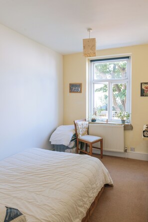 1 makuuhuone, silitysrauta/-lauta, internet