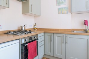 Jääkaappi, uuni, liesi, leivänpaahdin