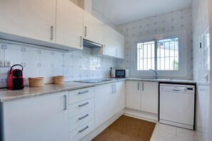 Kjøleskap, mikrobølgeovn, ovn og oppvaskmaskin