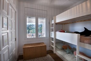 4 bedrooms, desk, free WiFi, bed sheets