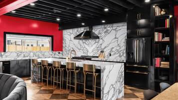 Refrigerador, microondas, horno y parrilla de estufa