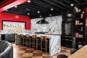 Kühlschrank, Mikrowelle, Ofen, Herdplatte