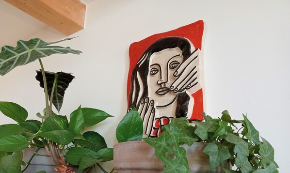 A wall with a red and black abstract painting and potted plants. - Appartement a Endoume (Marseille)