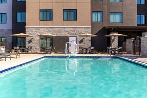 Outdoor pool - Residence Inn by Marriott Fairfield Napa (Fairfield)