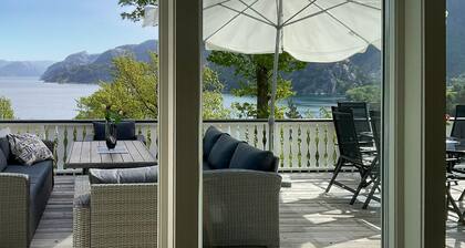 Amazing home in Forsand with WiFi