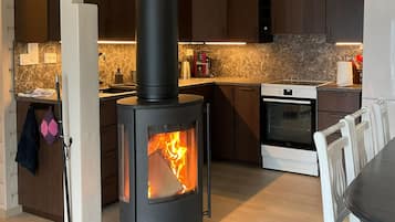 Frigorifero, forno, piano cottura, lavastoviglie