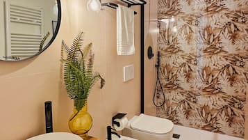 Shower, hair dryer, bidet, towels