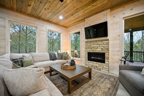 Televisión, chimenea y oficina 