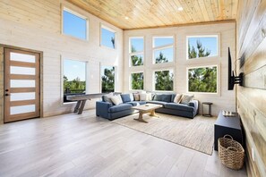 Televisión, chimenea y oficina 