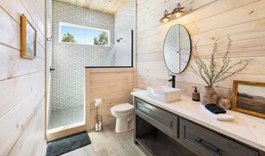 Dusche, Haartrockner, Handtücher, Shampoo