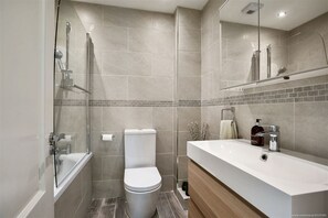 Een douche, een haardroger, handdoeken, zeep