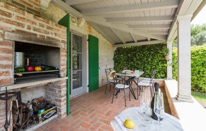 Outdoor dining - Nice home in Vizinada (Vizinada)