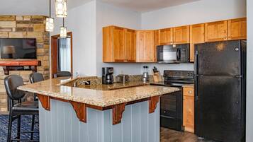 Coffee/tea maker, fridge, microwave, oven