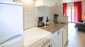 Wasserkocher mit Kaffee-/Teezubehör, Kühlschrank, Mikrowelle, Ofen
