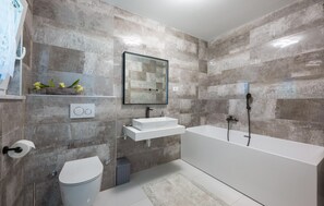 Bathtub - Luxurious home in Mali Vareski (Mali Vareski)