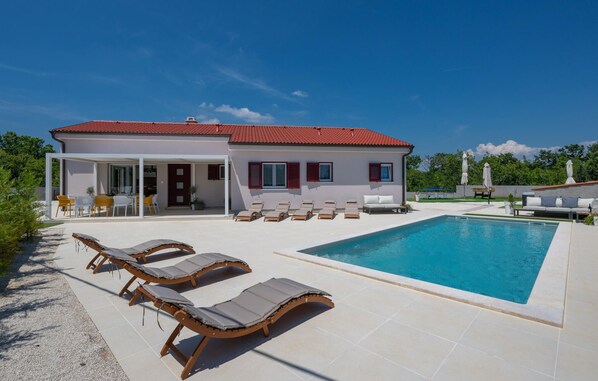 Outdoor pool - Luxurious home in Mali Vareski (Mali Vareski)