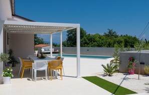 Outdoor dining - Luxurious home in Mali Vareski (Mali Vareski)