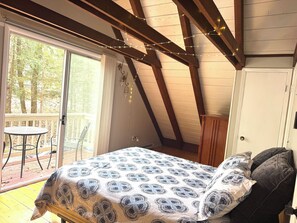 3 bedrooms, desk, free WiFi, bed sheets - Adorable Gingerbread Style cabin in gorgeous amenity filled lake/pool community (Hemlock Farms)