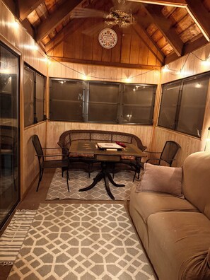 Smart TV, fireplace, table tennis - Adorable Gingerbread Style cabin in gorgeous amenity filled lake/pool community (Hemlock Farms)