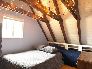 3 bedrooms, desk, free WiFi, bed sheets - Adorable Gingerbread Style cabin in gorgeous amenity filled lake/pool community (Hemlock Farms)