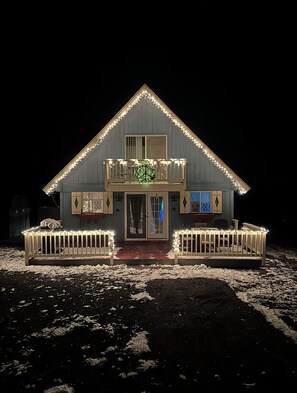 Exterior - Adorable Gingerbread Style cabin in gorgeous amenity filled lake/pool community (Hemlock Farms)