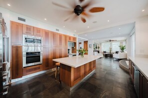 Private kitchen - Beachfront Luxury Villa with Private Pool (Esterillos Este)