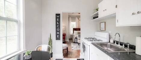 Kühlschrank, Mikrowelle, Ofen, Herdplatte