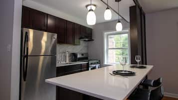 Fridge, oven, stovetop, coffee/tea maker