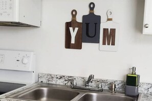 Een koelkast, een microgolfoven, een oven, een kookplaat