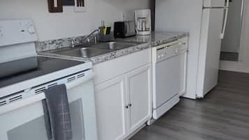 Køleskab, mikrobølgeovn, ovn, kogeplade