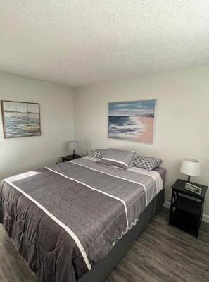 3 bedrooms, iron/ironing board, free WiFi, bed sheets - Convenient, cozy and bright  :)  (New Port Richey)