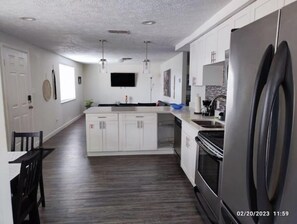 Fridge, microwave, oven, stovetop - Convenient, cozy and bright  :)  (New Port Richey)